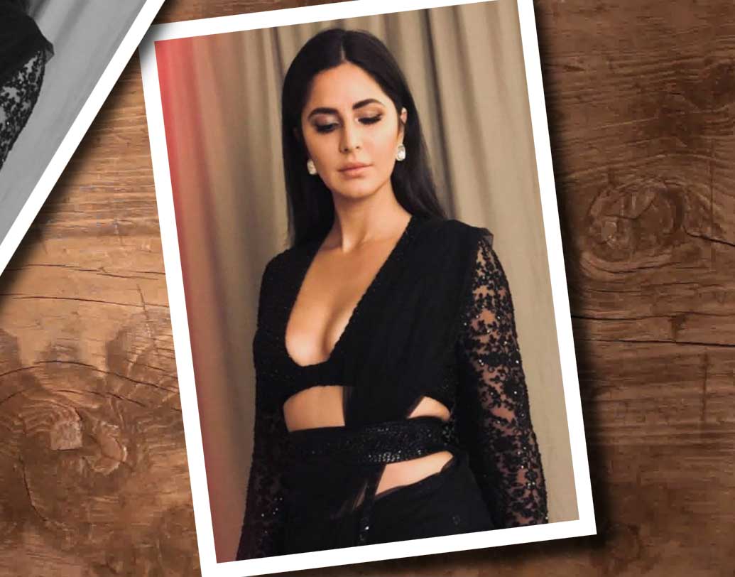 কালোকে এ দিন বাদ দেননি ক্যাটরিনা কাইফও। সব্যসাচী মুখোপাধ্যায়ের ডিজাইন করা গাঢ় কালো রঙের শাড়ি ও লম্বা হাতার লেসের ব্লাউজে সাজলেন তিনি। ব্লাউজের সাহসী নেকলাইন ভিড়ের মধ্যেও আলাদা করে তুলছিলেন তাঁকে।