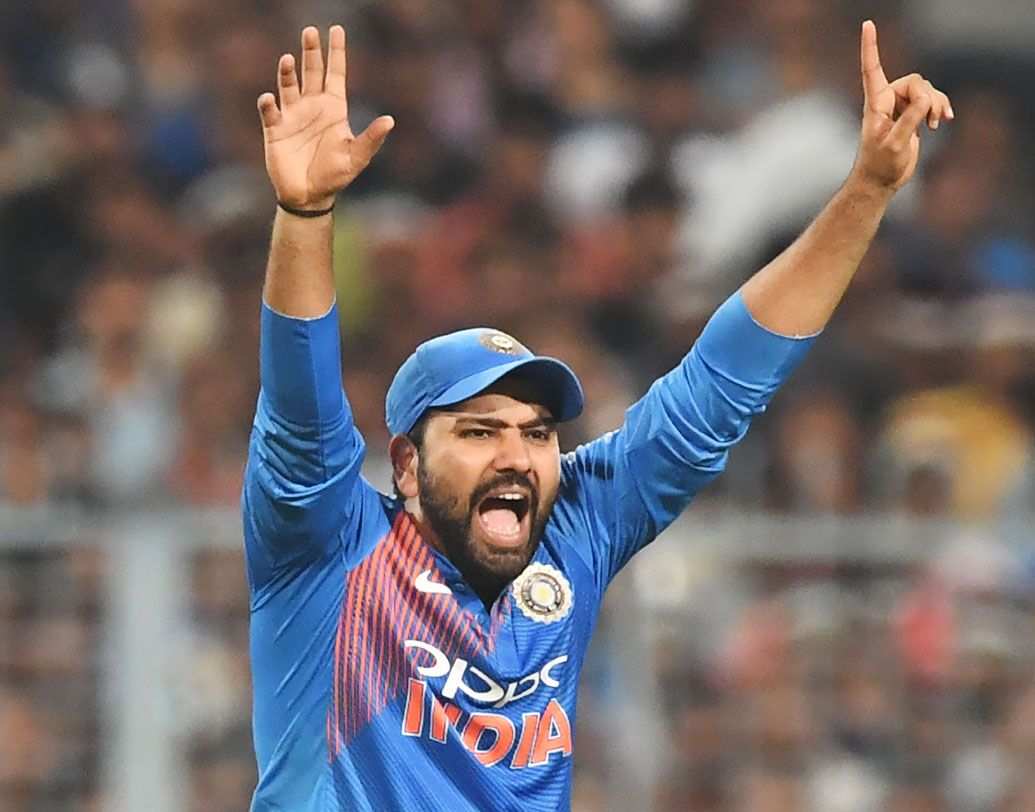 ইডেন ম্যাচে টিম ইন্ডিয়ার ক্যাপ্টেন রোহিত শর্মার সেই সাবলীল টাইমিং দেখা যায়নি। ওয়েস্ট ইন্ডিজ বোলার ওশেন টমাসের গতির কাছে ব্যাটে-বলে করতে বেশ অসুবিধাই হয়েছিল তাঁর। টমাসের ওভারপিচড বলে একটা চার মারলেও চেনা রোহিতকে ফিরে পেতে চায় লখনউ। নবাবের শহরে কি ফের দেখা যাবে রো-হিট ঝড়?