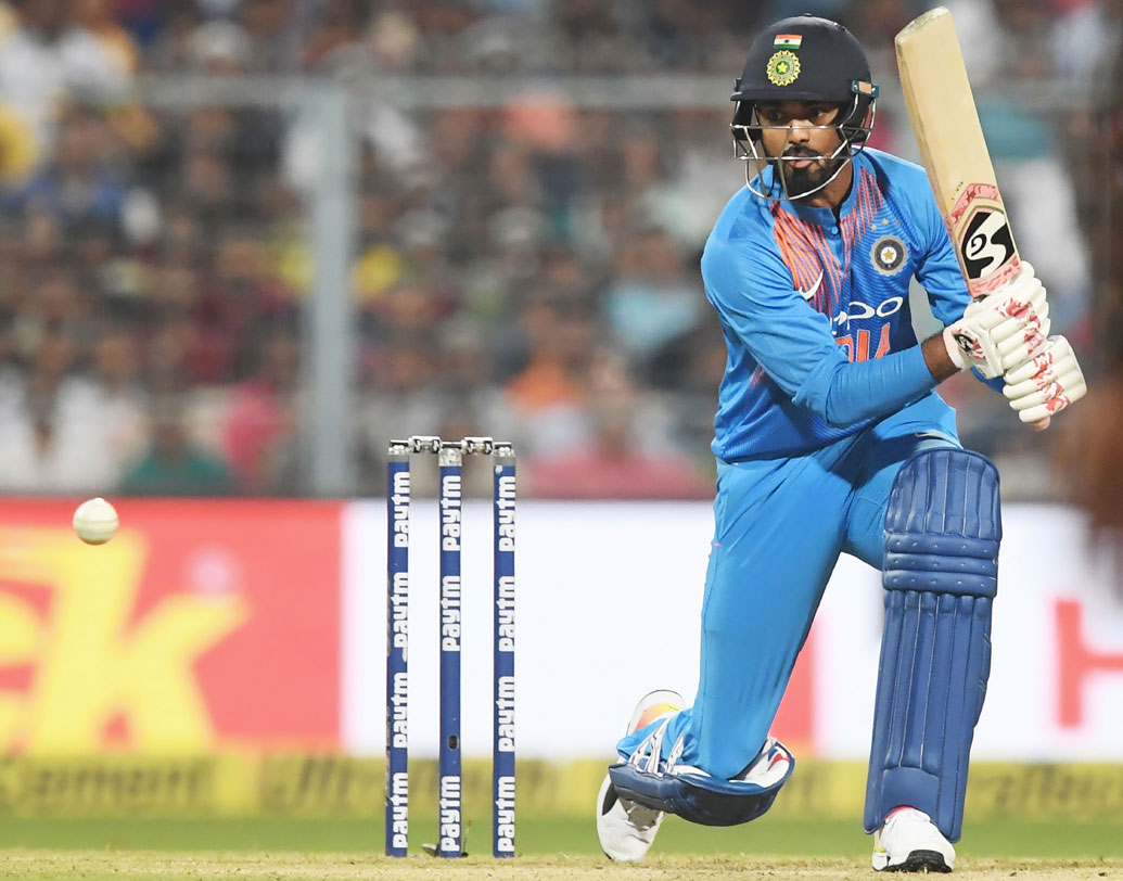 ছন্দে থাকলে কে এল রাহুলকে রোখা মুশকিল। ওপেনিং স্লটে নিজের জায়গা হারালেও টিম ইন্ডিয়ার ভরসা রয়েছে তাঁর উপর। বিশ্রামের জন্য তিন নম্বরে নেই বিরাট কোহালি। ফলে দলে নিজের জায়গা পাকা করতে আরও একটা সুযোগ রাহুলের সামনে। তিন নম্বরে নামতে পারেন রাহুল।