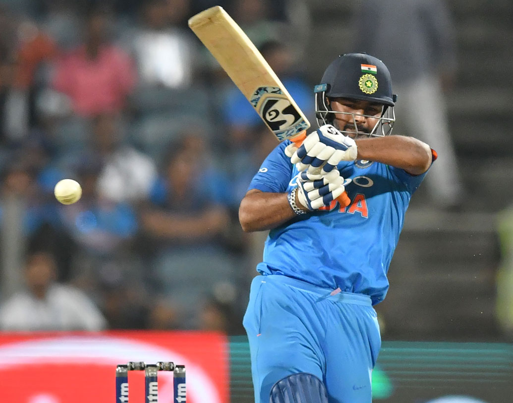 ওয়েস্ট ইন্ডিজের বিরুদ্ধে টি-টোয়েন্টি সিরিজে মহেন্দ্র সিংহ ধোনির বাদ পড়া নিয়ে সমালোচনার ঝড় উঠেছিল। ধোনির জায়গায় ঋষভ পন্থকেই পছন্দ টিম ম্যানেজমেন্টের। তবে ইডেন ম্যাচে জ্বলে ওঠেনি তাঁর ব্যাট।  সমালোচকদের যোগ্য জবাব দিতে লখনউকেই বেছে নিতে পারেন ঋষভ।