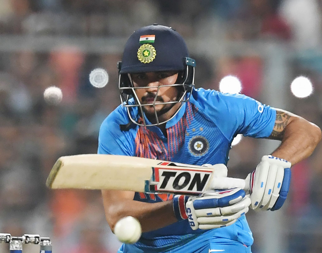 ইডেন ম্যাচে দীনেশ কার্তিকের সঙ্গে পার্টনারশিপে বেশ ভালই খেলছিলেন মণীশ পাণ্ডে। তবে ২৪ বলে ১৯ রান করার পর শর্ট বলের ফাঁদে পা দিয়ে মোক্ষম সময় প্যাভিলিয়নে ফিরে যান। কিন্তু, লখনউতে ফের একটা সুযোগ পেতে পারেন মণীশ।