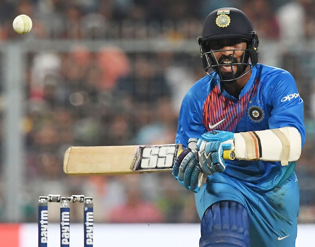 বিশ্বকাপের আগে নির্বাচকদের নজরে থাকতে চেষ্টার কসুর করছেন না দীনেশ কার্তিক। টি-টোয়েন্টি সিরিজের প্রথম ম্যাচেও ভারতকে জয়ের রাস্তায় নিয়ে গিয়েছেন। ৩৪ বলে ৩১ করে অপরাজিত থেকেছেন। ফলে লখনউতে দীনেশের ব্যাট করতে নামাটা প্রায় পাকা।