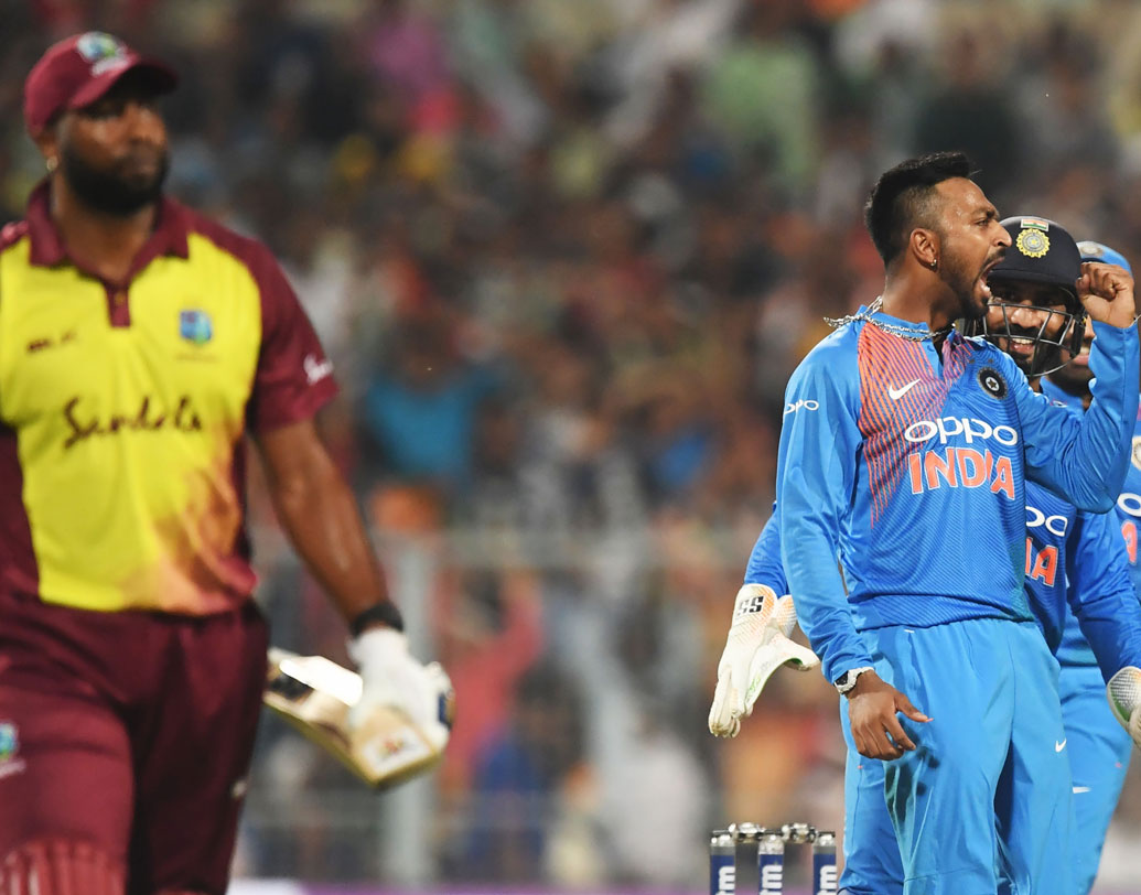 নবাবের শহরে নাকি এ বার স্পিনার সহায়ক উইকেট। ফলে শুধুমাত্র স্পিনার হিসাবে লখনউ ম্যাচে ভারতীয় দলে থেকে যেতে পারেন ক্রুণাল পাণ্ড্য। বাঁ-হাতি স্পিন ছাড়াও লোয়ার অর্ডারে ক্রুণালের ঝোড়ো ব্যাটিংও খুব কাজে আসবে টিম ইন্ডিয়ার।