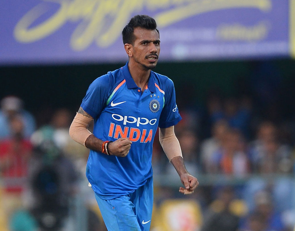 তিন স্পিনার না তিন পেসার? পিচ পরীক্ষার পর এ প্রশ্নের উত্তর সহজ মনে হতে পারে ভারতীয় দলের টিম ম্যানেজমেন্টের। ফলে ইডেন ম্যাচের টিম থেকে বাদ পড়তে পারে উমেশ যাদব। দলে আসতে পারেন যুজবেন্দ্র চহাল। স্পিন সহায়ক উইকেটে ক্রুণাল-কুলদীপদের পাশে চহালতে সামলানো কিন্তু সহজ হবে না ক্যারিবিয়ানদের।