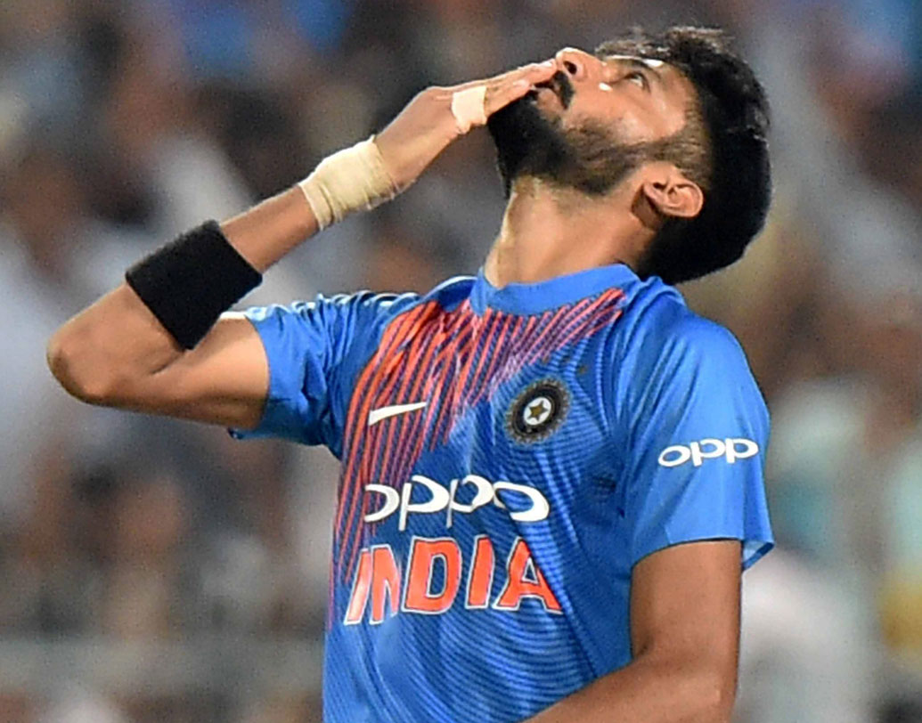 ইডেনে টি-টোয়েন্টির অভিষেকেই নজর কেড়েছেন খলিল আহমেদ। চার ওভারে ১৬ রান দিয়ে তুলে নিয়েছিলেন ১ উইকেট। শুরুর দিকে তো বটেই ডেথ ওভারগুলিতে তাঁর বোলিংয়ের বিরুদ্ধে হিমশিম খেয়েছেন ক্যারিবিয়ান ব্যাটসম্যানেরা। লখনউতেও দলে থাকতে পারেন খলিল।