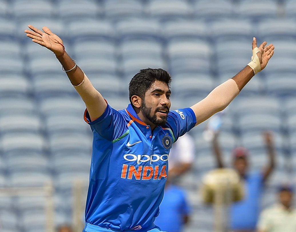 পেস অ্যাটাকে জশপ্রীত বুমরাকে বাদ দেওয়াটা বেশ কঠিন হবে। পেস তো বটেই মাপা লেংন্থেও নিয়মিত বল রেখে যেতে পারেন। ডেথ ওভারে যে কোনও ক্যাপ্টেনের ভরসা বুমরা। সিরিজের প্রথম ম্যাচে মাত্র ১ উইকেট তুললেও ভালই বোলিং করেছেন। ফলে লখনউ ম্যাচে বুমরাকেই পেশ অ্যাটাকে রাখা হতে পারে।