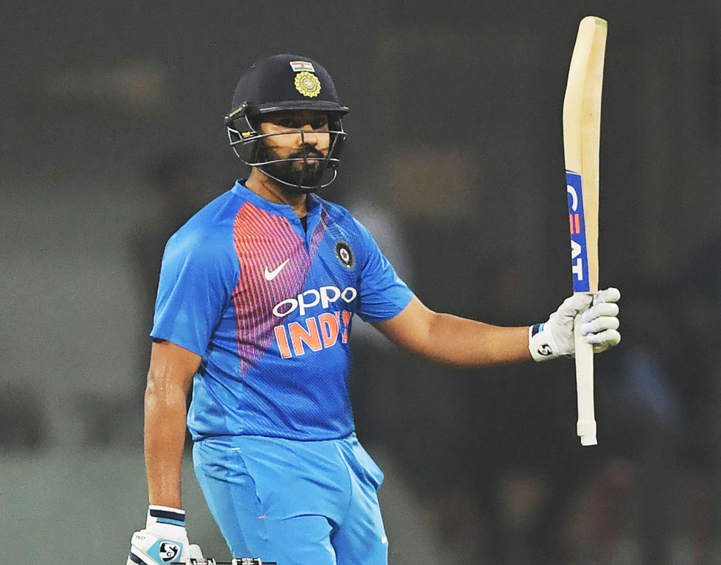 টি-টোয়েন্টির ময়দানে ভারতের হয়ে সর্বোচ্চ রানের মালিকের নাম এই মুহূর্তে রোহিত শর্মা। বিরাট কোহালির ২১০২ রান (৫৮ ইনিংসে) ছাপিয়ে রোহিতের রান ২২০৩ (৭৯ ইনিংসে)। বিশ্ব ক্রিকেটে অবশ্য রোহিত দুই নম্বরে। নিউজিল্যান্ডের মার্টিন গাপ্টিলের পরেই রয়েছেন তিনি। গাপ্টিলের রান এখন ২২৭১ (৭৩ ইনিংসে।)। ফলে এই সিরিজেই রোহিতের সামনে সেই রেকর্ডের হাতছানি থাকছে।