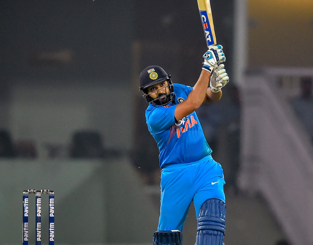 আন্তর্জাতিক টি-টোয়েন্টিতে সবচেয়ে বেশিছয় হাঁকানোর তালিকায় রোহিত শর্মা রয়েছেন তিন নম্বরে (৯৬টি ছয়)। কেবলমাত্র ক্রিস গেইল এবং মার্টিল গাপ্টিল ছাড়া রোহিতে আগে আর কেউ নেই। ওই দু’জনেই ১০৩টি করে ছয় মেরেছেন।