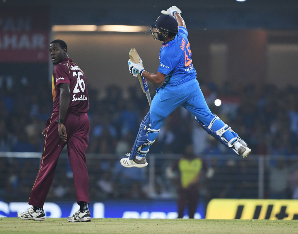 নিজের সঙ্গেই যেন পাল্লা দিচ্ছেন রোহিত শর্মা! লখনউতে তাঁর করা ১১১ রান হল ভারতীয়দের মধ্যে দ্বিতীয় সর্বোচ্চ টি-টোয়েন্টি রান। এ ব্যাপারে প্রথম স্থানে রয়েছেন তিনিই। গত বছর শ্রীলঙ্কার বিরুদ্ধে ১১৮ রান করে এ তালিকার শীর্ষে রয়েছেন তিনি।