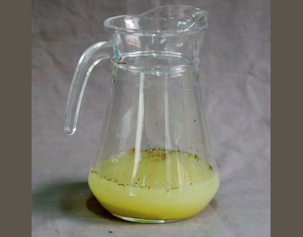 মধ্য চিনের হেনান প্রদেশে একটি সমাধিসৌধে খননকাজের সময় প্রত্নতাত্ত্বিকদের চোখে পড়ে একটি ব্রোঞ্জের পাত্র। তাতেই রাখা ছিল হলুদ রঙের তরল পানীয়। ব্রোঞ্জের পাত্র থেকে ওই তরল ঢালতেই চাইনিজ ওয়াইনের গন্ধ পান প্রত্নতাত্ত্বিকেরা। তাঁদের দাবি, ওই ওয়াইন প্রায় ২ হাজার বছরের পুরনো। প্রতীকী ছবি।