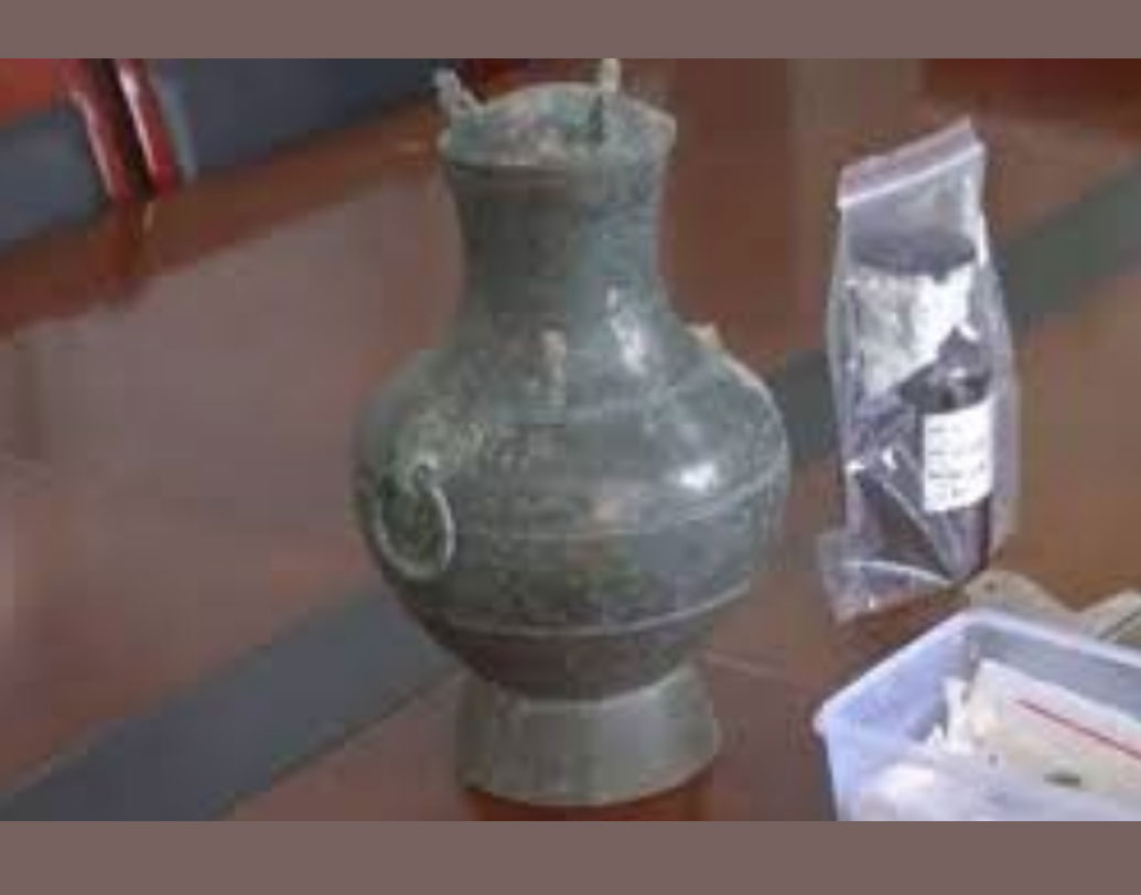 প্রত্নতাত্ত্বিকদের দাবি, পাত্রের ভিতরে রাখা ওয়াইনের বয়স পশ্চিম হান বংশের সময়কার। অর্থাৎ ২০২ খ্রিস্টপূর্ব থেকে ৮ খ্রিস্টাব্দের মধ্যে ওই ওয়াইন তৈরি করা হয়েছিল।