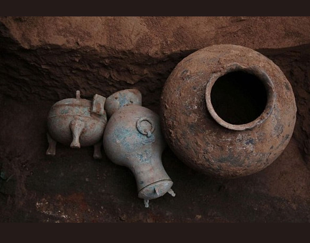 চিনের সরকারি সংবাদপত্র শিনহুয়া জানিয়েছে, ওই ব্রোঞ্জের পাত্রে প্রায় সাড়ে তিন লিটার পানীয় ছিল। চিনের লিওইয়াং শহরের ইনস্টিটিউট অব কালচারাল রেলিকস অ্যান্ড আর্কিওলজির প্রধান শিয়া জিয়াঝেন জানিয়েছেন, প্রাচীন ওই তরলে অ্যালকোহলের সঠিক মাত্রা জানতে পরীক্ষানিরীক্ষা চলছে।