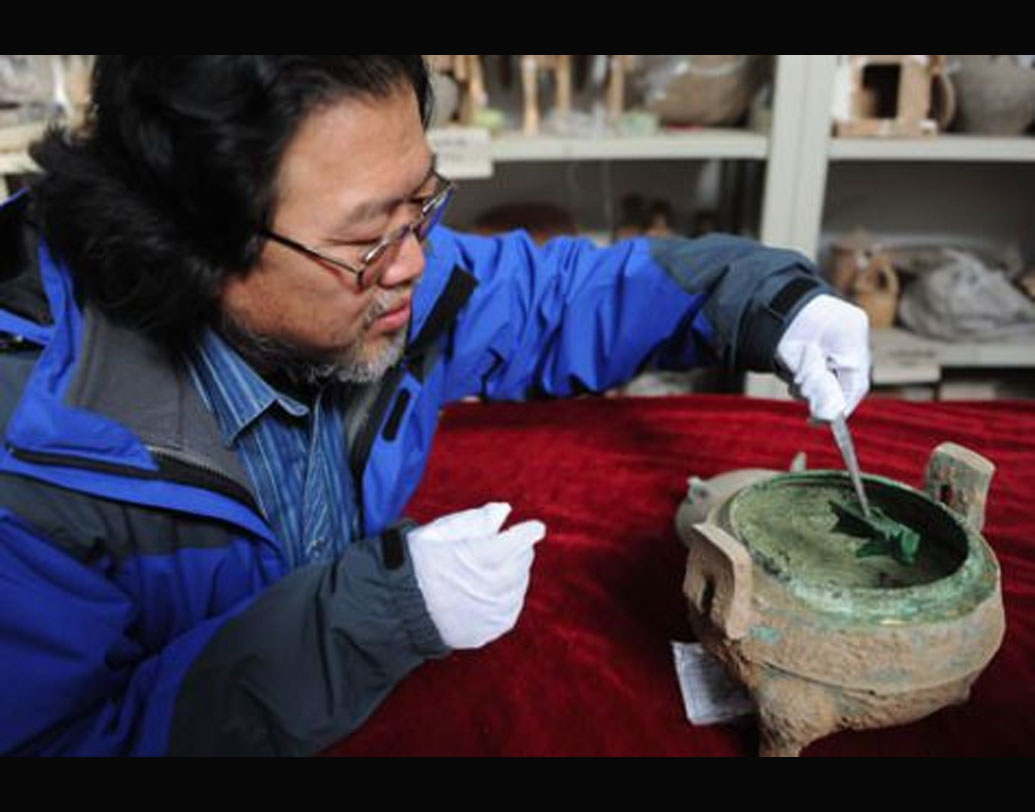 এর আগেও প্রাচীন তরলের সন্ধান মিলেছিল চিনে। ২০১০-এ শিয়ান প্রদেশে বিমানবন্দরে কাজের সময় মাটি খোড়া হচ্ছিল। সে সময় একটি পাত্রে প্রায় ২,৪০০ বছরের পুরনো স্যুপের সন্ধান মিলেছিল।