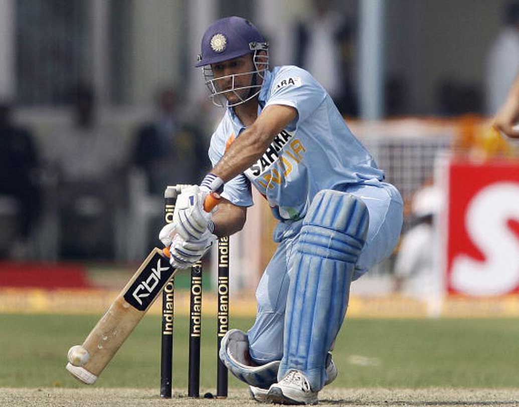 ২০১১ অক্টোবরে কলকাতায় ভারত-ইংল্যান্ডের ম্যাচ। টসে জিতে ভারতকে ব্যাট করতে পাঠালেন ইংল্যান্ডের অধিনায়ক কুক। ধোনির নেতৃত্বাধীন টিম ইন্ডিয়া তুলল ২৭১ রান।