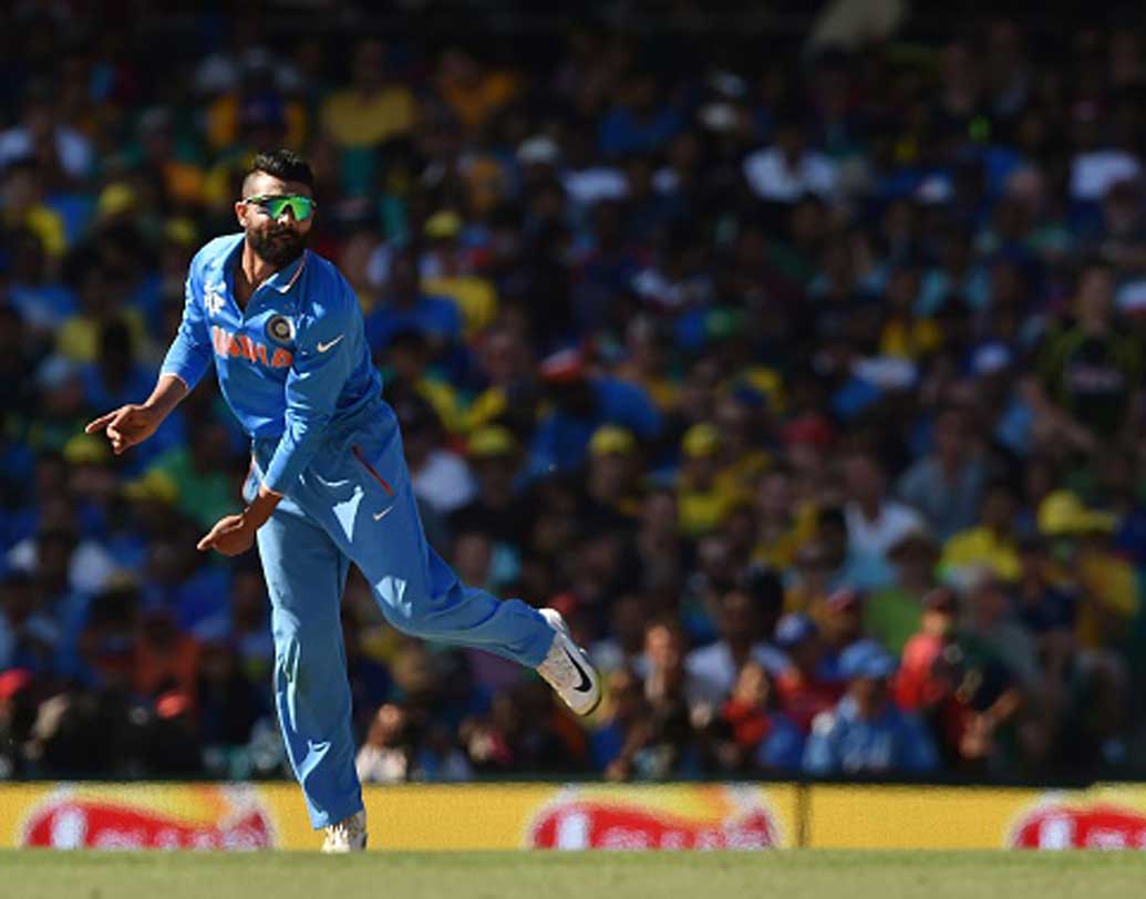 জবাবে ব্যাট করতে নেমে প্রথম উইকেটে ১২৯ রান করে ফেলেছিলেন ব্রিটিশ ব্যাটসম্যানরা। এর পরই ধস নামালেন অশ্বীন আর জাডেজা। ১৭৬ রানে শেষ হয়ে গেল কুক বাহিনী।