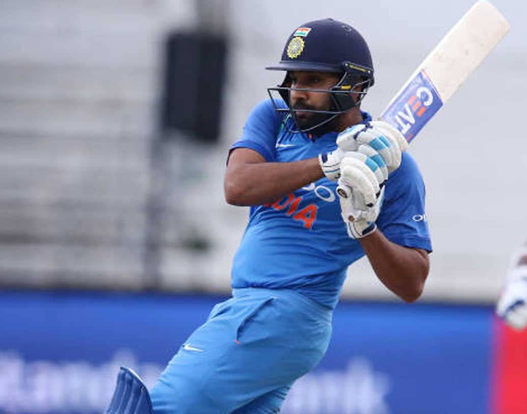 ২০১৬ অক্টোবরে ভারত-নিউজিল্যান্ড পঞ্চম এক দিনের ম্যাচ। সিরিজ তখন সমান সমান। টসে জিতে ব্যাট করতে নেমে রোহিত-বিরাটের ব্যাটে ভর করে ২৬৯ রানে তোলে ভারত।