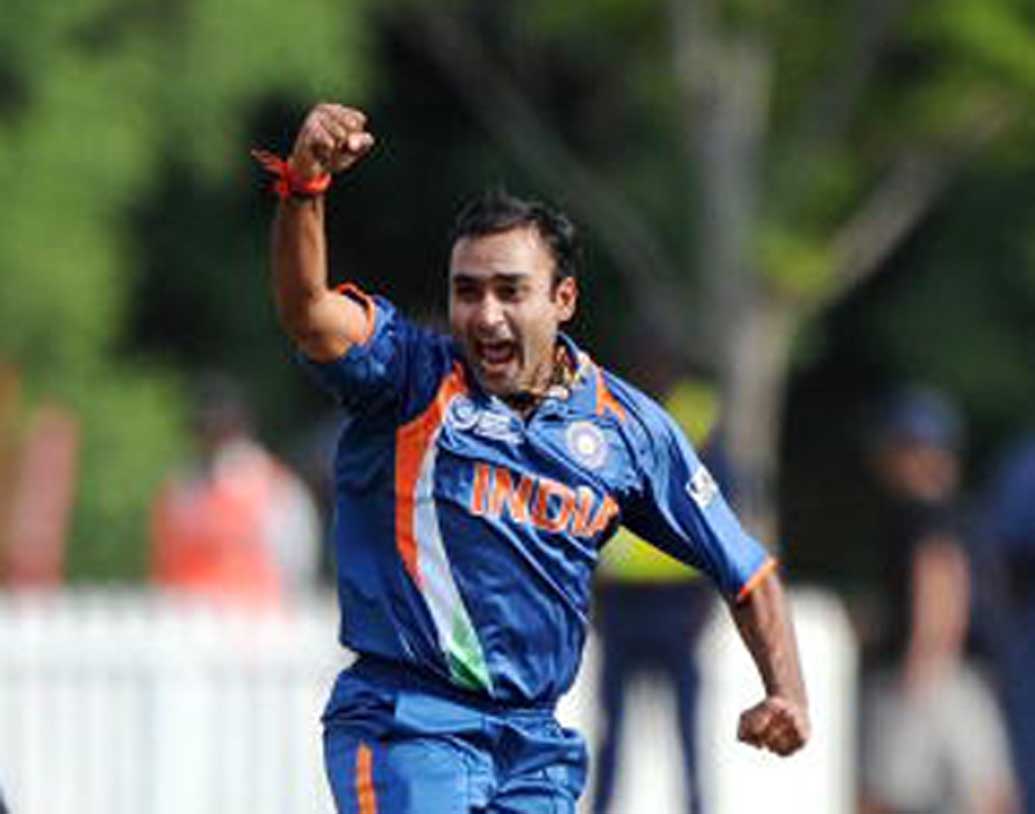 শুরুটা ভালই করেছিল নিউজিল্যান্ড। দ্বাদশ ওভারে অমিত মিশ্রর হাতে বল তুলে দিয়েছিলেন অধিনায়ক ধোনি। মিশ্রার ঘূর্ণিতে আর দাঁড়াতে পারেননি কিউইরা। ১৯০ রানে জেতে ভারত। মিশ্র পান পাঁচ উইকেট।