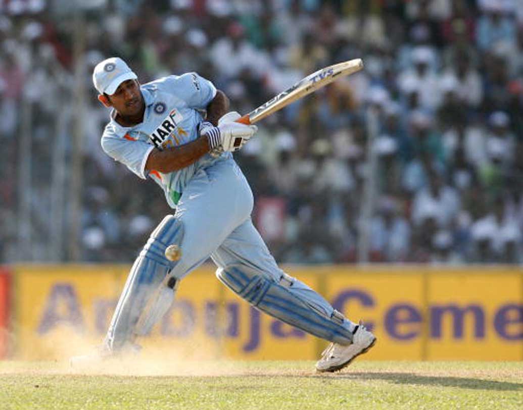 কিন্তু, শুরুতেই ধাক্কা লাগে ভারতীয় ব্যাটিংয়ে। বিশেষ কিছু করতে পারেননি সচিন। সে দিন রুখে দাঁড়ান মাহি। ১৪৫ বলে ১৮৩ রানে অসাধারণ এক ইনিংস খেলেন। ২৩ বল বাকি থাকতেই ম্যাচ জিতে যায় ভারত।