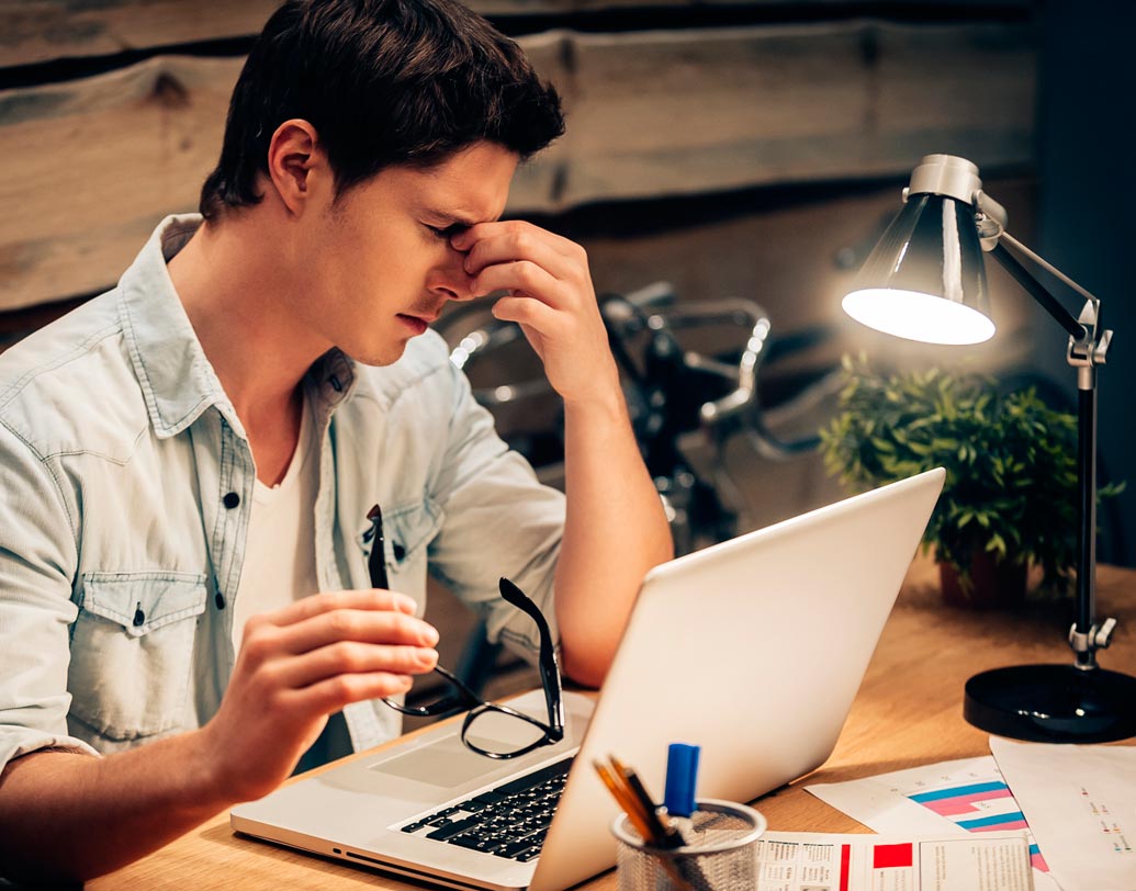 সারা দিনে কত ক্ষণ বসে থাকেন সে হিসাব করেছেন কখনও? অনেককেই কাজের জায়গায় ঘণ্টার পর ঘণ্টা এক জায়গায় বসে কাজ করতে হয়। এমন রুটিন রোজ হলে সাবধান! উচ্চ রক্তচাপ, ওবেসিটি তো বটেই, এ ছাড়াও হাড় ও স্নায়ুর নানা সমস্যাও হানা দিতে পারে এই কারণে। তাই মাঝে মাঝে উঠুন। পায়চারি করে আসুন কিছুটা।