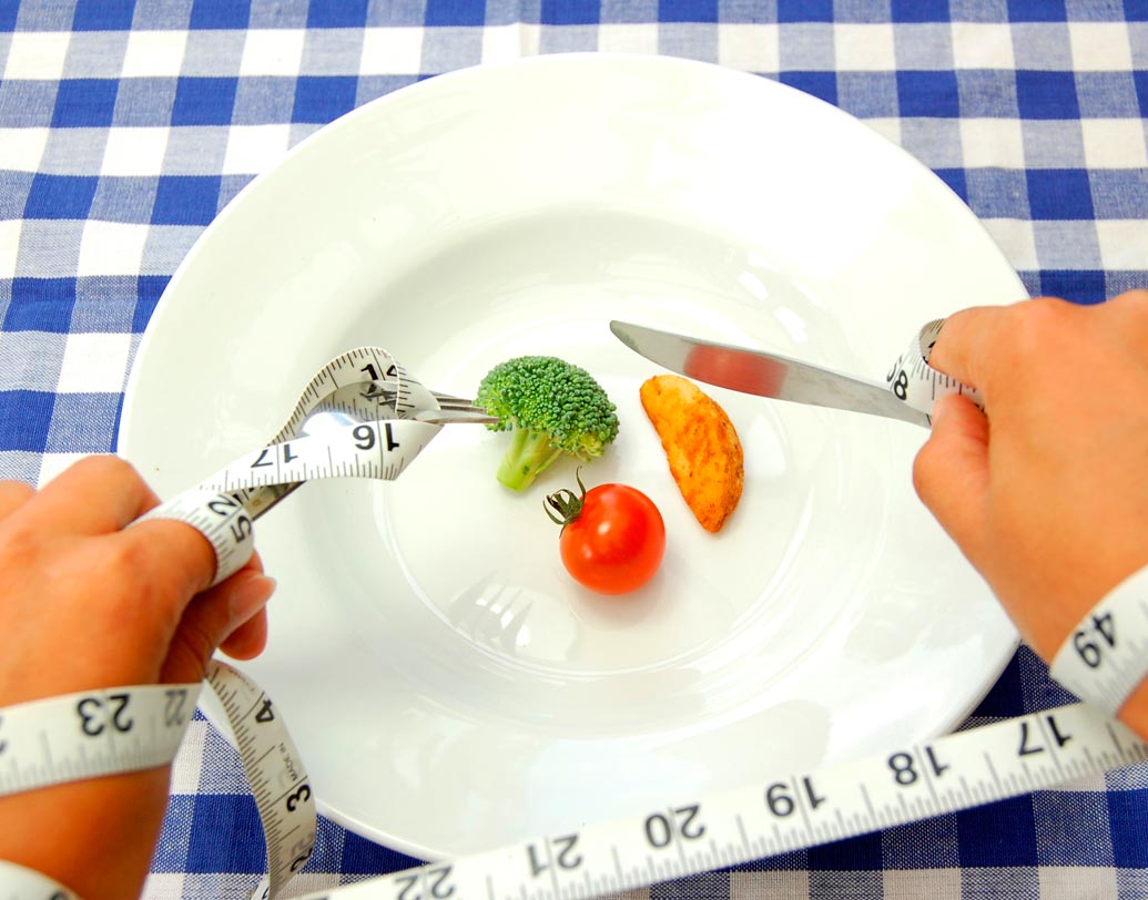 সহজে ওজন কমানোর ফাঁদে পা দিয়ে ফেলেন নাকি? অল্প দিনে অনেকটা ওজন কমানোর মতো অবৈজ্ঞানিক ডায়েটে নিজেকে বেঁধে ফেলে নিজের অনেক বড় ক্ষতি করছেন অজান্তেই। এতে ওজন কমলেও শরীরের বিপাকক্রিয়াকে নষ্ট করে ডেকে আনবে অনেক বড় অসুখ। তাই অল্প সময়ে অনেকটা ওজন কমানোর ভুল পদ্ধতিতে না গিযে নিয়ম মেনে ধীরে ধীরেই কমান ওজন।