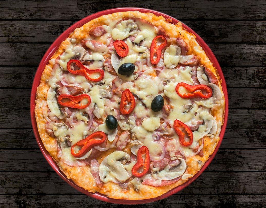 কর্মব্যস্ততার জেরে বাড়িতে রান্নার পাট চুকিয়ে দেন অনেকেই। অনেক বাড়িতেই অন্তত একবেলার খাবার বাইরে থেকে আসে। সে হোম ডেলিভারিই হোক বা রেস্তরাঁ। মেডিসিন বিশেষজ্ঞ গৌতম বরাটের মতে, ‘‘সিদ্ধ ভাত বা হালকা স্যালাড বানানোর সময় পান? তা হলে সেটাই করুন। বাইরের তেল-মশলায় অভ্যস্ত হলে লিভারের অসুখ কেউ ঠেকাতে পারবে না।’’