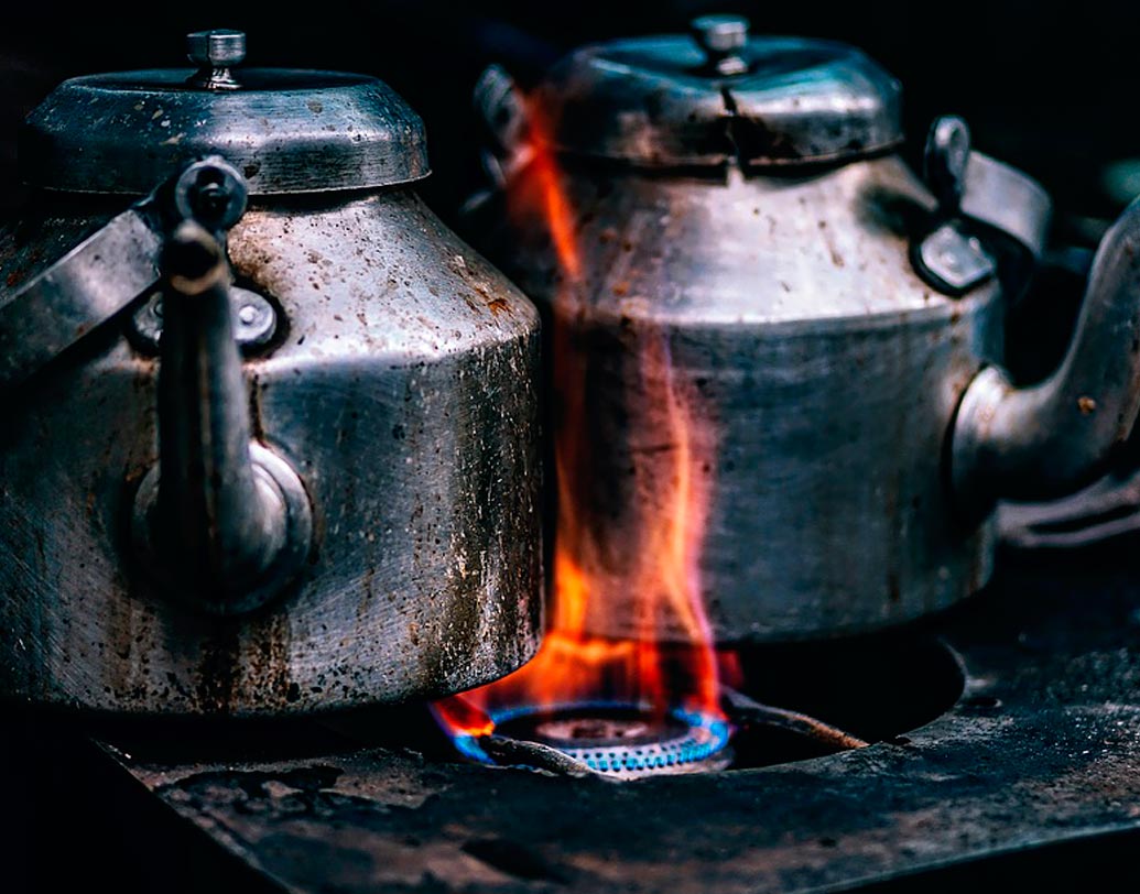 সারা দিন কাজের ফাঁকে জল খাওয়ার ঘাটতি হয়। অনেকেই সে ঘাটতি পূরণ করেন চা কফি ও কোল্ড ড্রিঙ্ক খেয়ে। এ স্বভাব আজই তাড়ান। ঘন ঘন চা-কফি-কোল্ড ড্রিঙ্ক শরীরের জন্য অত্যন্ত ক্ষতিকারক। ওবেসিটি, লিভারের অসুখ তো বটেই, এমনকি ডায়াবিটিস, কোলেস্টেরল ডেকে আনতেও এর জুড়ি নেই। জলের ঘাটতি মেটাতে বরং ডাবের জল, ডাল ইত্যাদি খান।