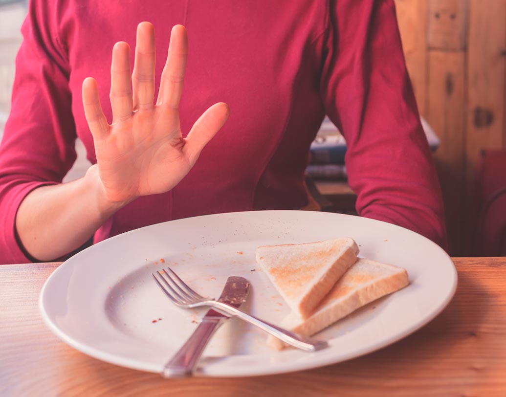 বাড়িতে শিশু থাকলে মায়েদের একটা প্রবণতাই থাকে বাচ্চার পাতে পড়ে থাকা উচ্ছিষ্ট খেয়ে পেট ভরিয়ে নেওয়ার। এ অভ্যাস আপনারও থাকলে তা বদলান। একে তো কারও উচ্ছিষ্ট খাওয়াকেই চিকিৎসাবিজ্ঞান সমর্থন করে না। তার উপর এই অভ্যাসের জেরে নিজের জন্য পর্যাপ্ত খাবার আর আলাদা করে বানান না মায়েরা। এতে গ্যাস্ট্রিক-সহ নানা অসুখ বাড়ে।