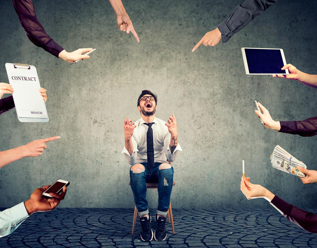 অফিসের কাজ বাড়িতে আনা, সারা দিন অফিসের পরেও সারা ক্ষণ সে কাজেই মাথাকে ব্যস্ত রাখা, অতিরিক্ত মোবাইল ফোন ব্যবহার, সোশ্যাল সাইটে অতিরিক্ত উপস্থিতি ও মানসিক চাপে অনিদ্রা— এ সবই মধ্যবয়সীদের সাধারণ সমস্যা। সুস্থ থাকতে এ সব অভ্যাসে রাশ টানুন। বরং জীবনশৈলীর পরিবর্তন আনতে সচেষ্ট হন। ছবি: শাটারস্টক ও পিক্সঅ্যাবে।