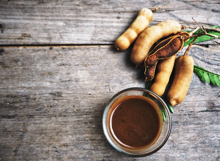 ঘরোয়া উপকরণে ট্যান দূর করতে চাইলে ব্যবহার করতে পারেন তেঁতুল। 