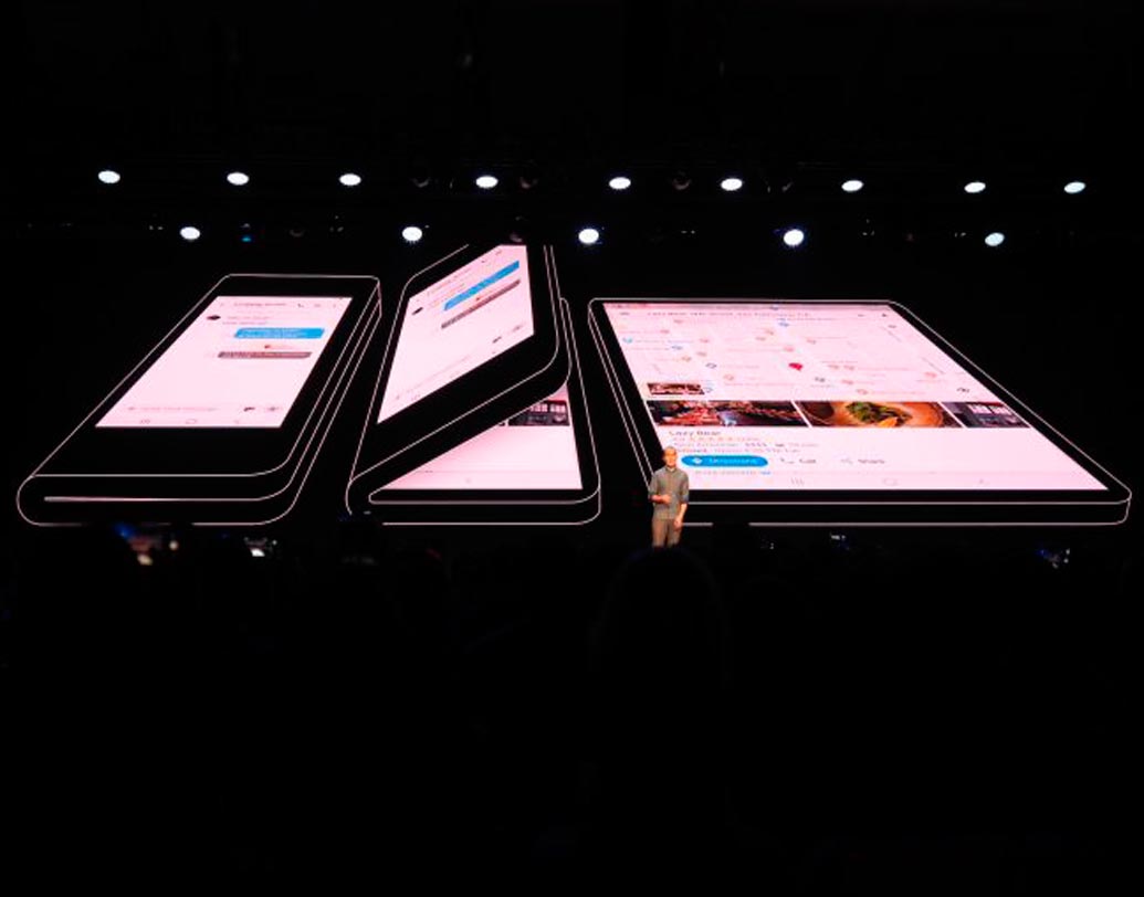 ফোনটির উপস্থাপনার সময় স্যামসাং সতর্ক ছিল এটির ডিজাইন ফাঁস হওয়া নিয়ে। সেই জন্য কনফারেন্সের সময় সব আলোনিভিয়ে দেওয়া হয়েছিল আর শুধু ডিসপ্লের উপর আলো ফেলা হয়েছিল। তবে বলা যেতেই পারে যে, এই ফোনের ৭.৩ অ্যামোলেড ডিসপ্লেটি সত্যিই অসাধারণ।