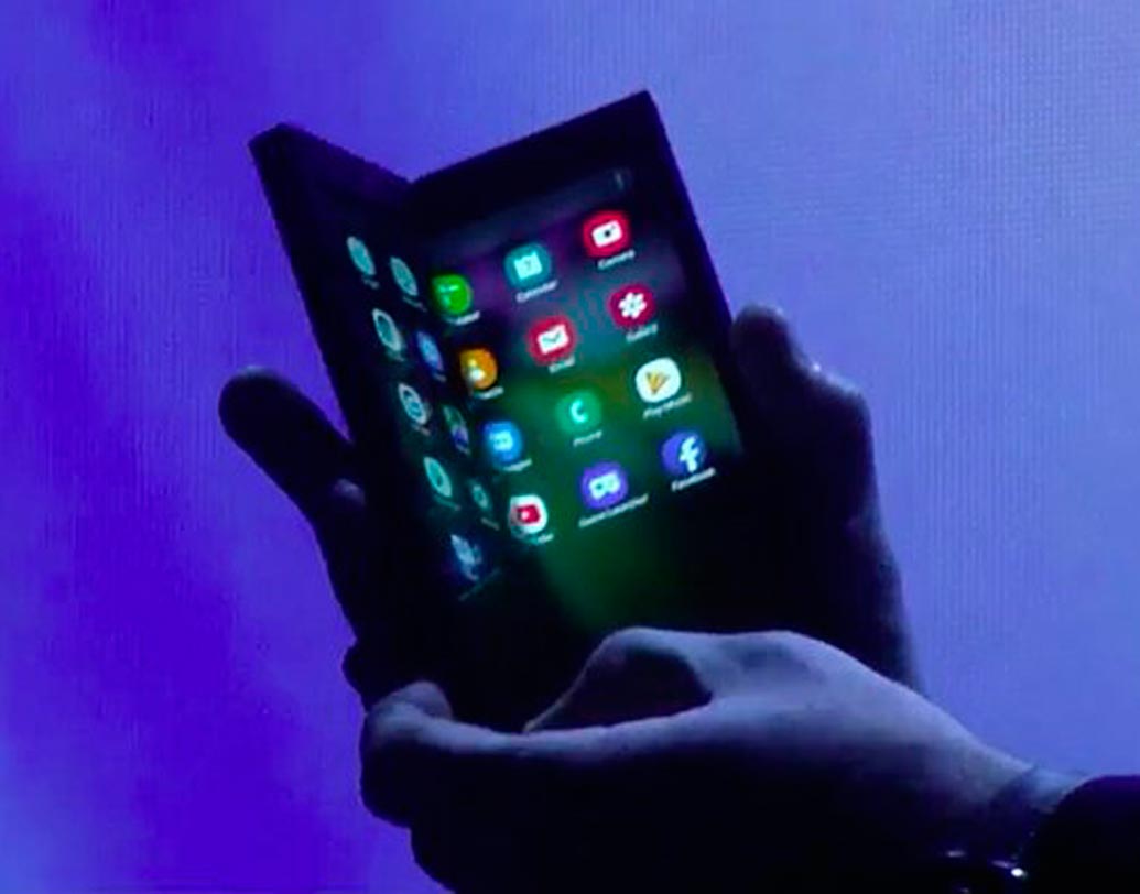 এই নতুন ইউ আই-এর ফলে স্মার্টফোনটি আপনি খুব সহজভাবেই ব্যবহার করতে পারেন।আপনার সব অ্যাপ আপনার ফোনের নীচে চলে আসে এবং আপনি যখন নিজের ফোনটা বড় করে নেন, তখন আপনার ইউ আই ট্যাবলে‌টের বড় স্ক্রিনের সঙ্গে নিজেকে মানিয়ে নেয়।