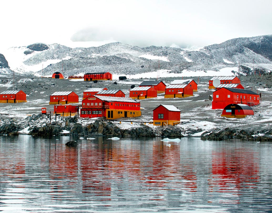 ভিলা লে এস্ট্রেলার জনবসতি একেবারেই হাতে গোনা। তার মধ্যে বেশির ভাগই চিলির বিমান বাহিনী অথবা নৌবাহিনীর সদস্য। একটা অংশ আবার বৈজ্ঞানিকও। বংশ পরম্পরায় তাঁরা অনেকেই নিজের পরিবারের সঙ্গেই বাস করেন। তাঁদেরই মস্তিষ্কপ্রসূত এই নিয়মের নেপথ্যে রয়েছে এর বৈজ্ঞানিক কারণ।