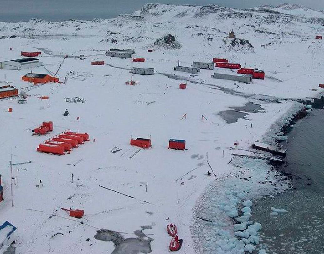 প্রবল ঠান্ডায় বাস করার অনেকগুলো অসুবিধার মধ্যে অন্যতম যোগাযোগ ব্যবস্থার প্রতিকূলতা। এই শহরের সবচেয়ে কাছের হাসপাতালটির দূরত্ব ৬২৫ মাইল বা প্রায় ১০০৬ কিলোমিটার।