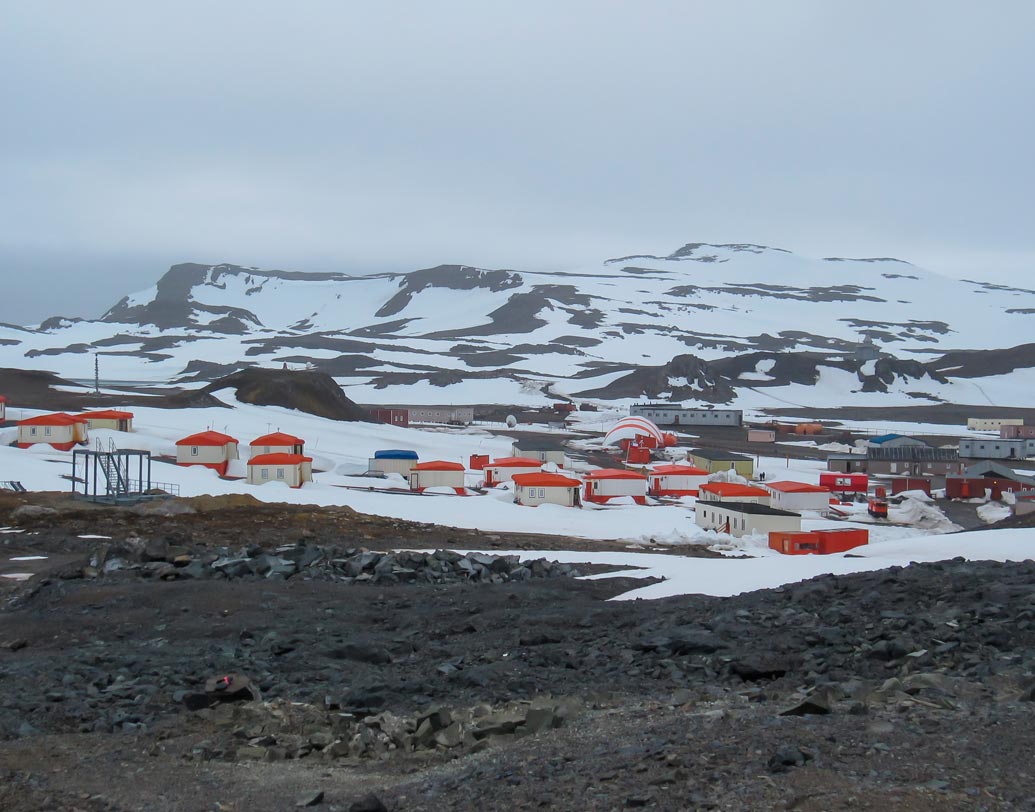 শুধু তাই-ই নয়, চিকিৎসা পরিকাঠামোর অভাবে গর্ভধারণের ক্ষেত্রেও এই শহরে আগাম অনেক সতর্কতা ও উপযুক্ত ব্যবস্থা নিতে হয় এখানকার অধিবাসীদের। আবহাওয়ার কারণে এই শহরে নতুন করে কোনও চিকিৎসক বাস করতেও আসেন না। অত ঠান্ডায় হাসপাতাল পরিষেবা গড়ে তোলাও মুশকিল। তাই নিজেদের শরীর বুঝে এই ব্যবস্থা গ্রহণ করতে বাধ্য হয়েছেন এঁরা।