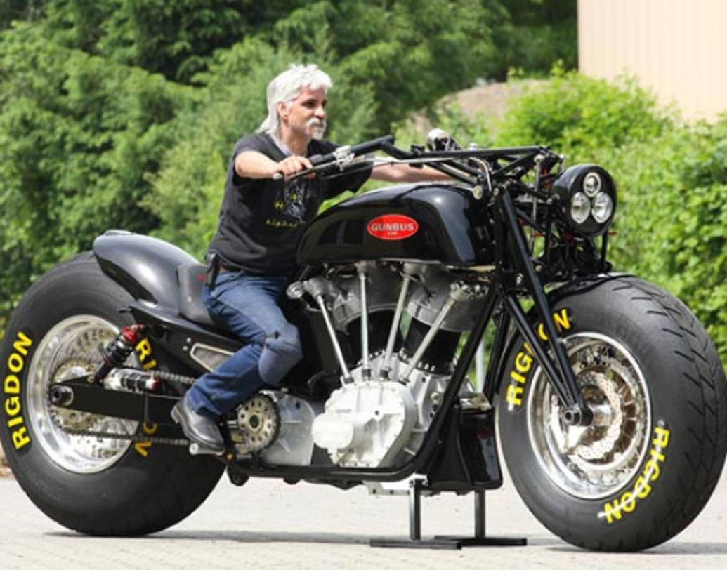 গান বাস ৪১০: বিশাল আকৃতির এই বাইকটি তৈরি করে জার্মান সংস্থা লেনহার্ট ম্যানুফ্যারচারিং। এটাকে বলা হয় ‘দ্য ওয়ার্ল্ডস বিগেস্ট রানিং মোটরসাইকেল’। ৩.৪৭ মিটার লম্বা। বাইকটিতে ব্যবহার করা হয়েছে ৪১০ কিউবিক ইঞ্চি ভি-টুইন ইঞ্জিন। গাড়িটি লম্বায় ১১ ফুট। দাম প্রায় ২৬ কোটি।