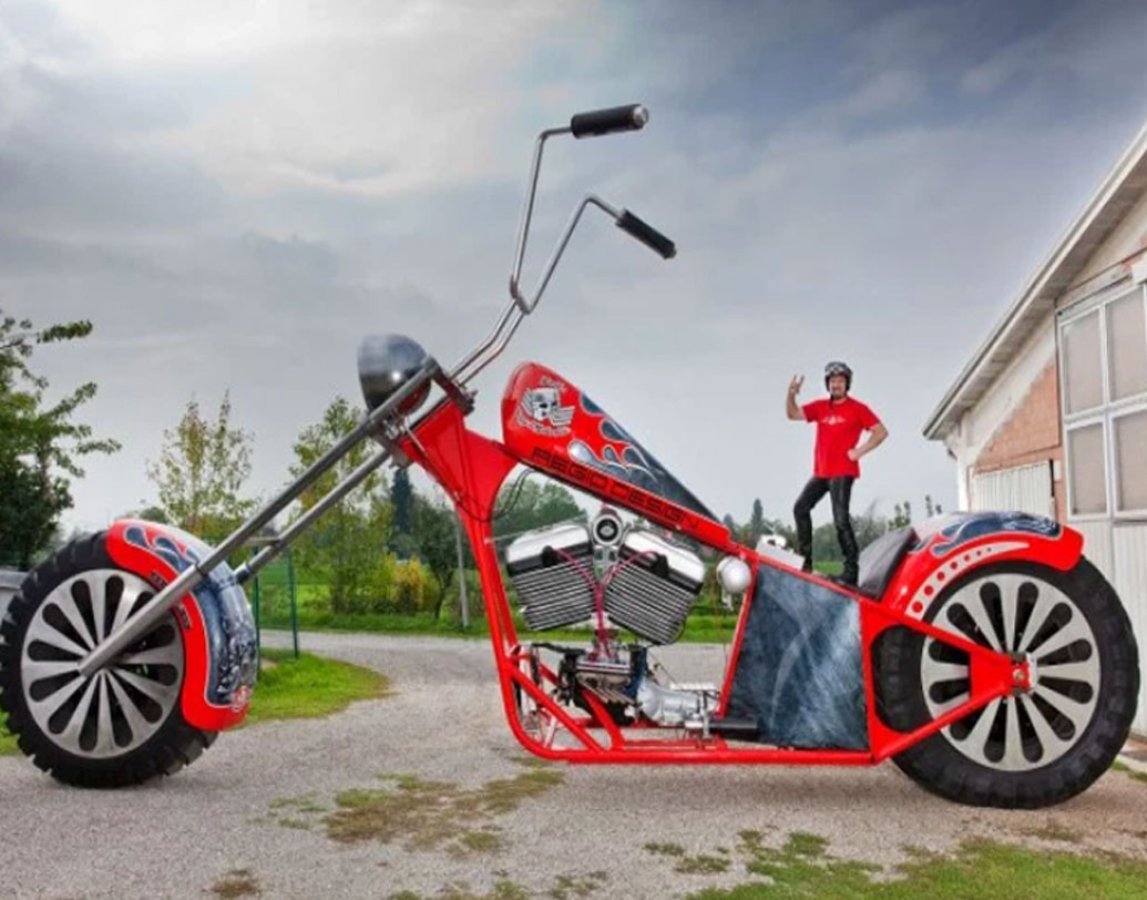 ফ্যাবিও রেগিয়ানি: বিশ্বের উচ্চতম বাইক এটি। উচ্চতা ১৬ ফুট ৮ ইঞ্চি। ওজনসাড়ে ৫ টন। এতে ব্যবহার করা হয়েছে ৫০০০ সিসির ভি৮ শেভ্রলে মোটর। ফ্যাবিও রেগিয়ানির ২০১৪-র এডিশন এটি।