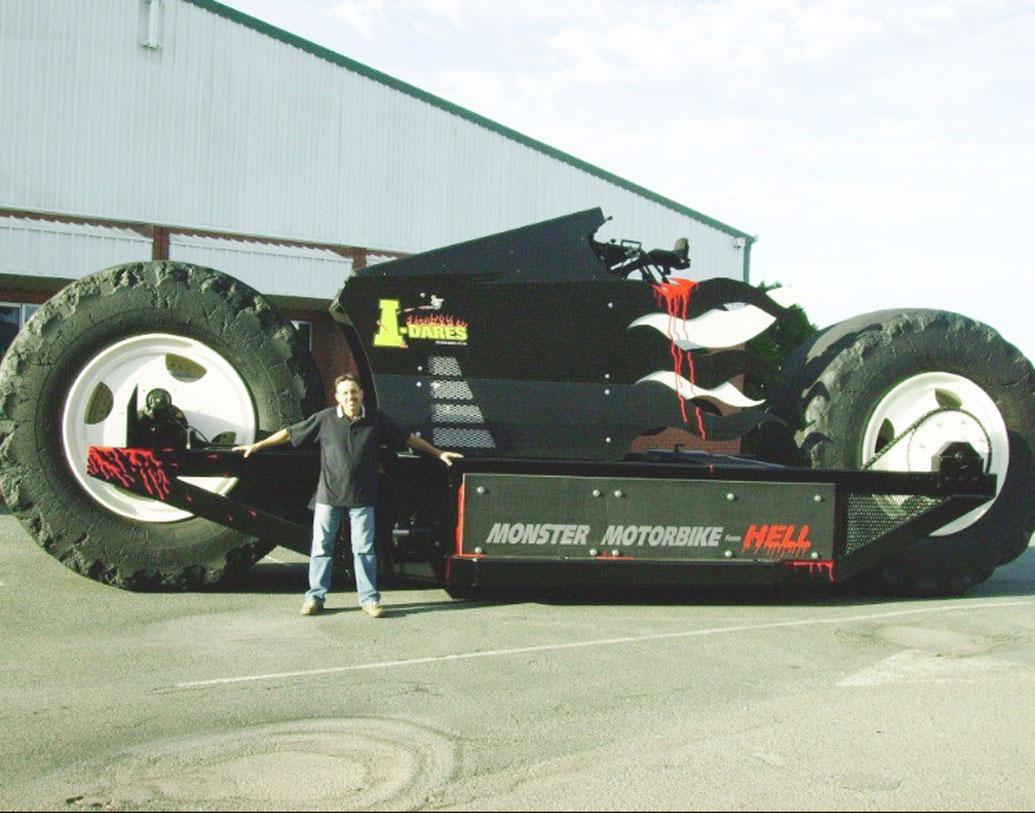 মনস্টার মোটরবাইক: এর সামনে বড় বড় গাড়িও নস্যি। নিমেষে গুঁড়িয়ে দিতে পারে। এটি বানিয়েছেন অস্ট্রেলীয় অভিনেতা বট কিং রে বমন। ১৯৯৮-এ এটি তৈরি করা হয়েছে। ৯ মিটার লম্বা ও ৩ মিটার উঁচু। ৪০০ হর্সপাওয়ার ইঞ্জিন ব্যবহার করা হয়েছে।