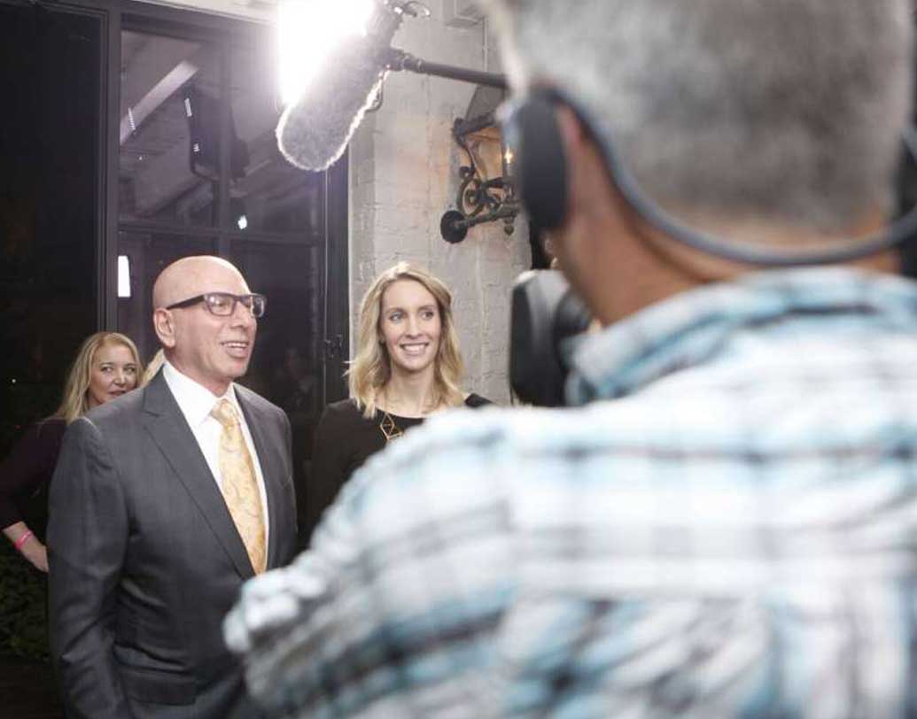 সেই সুযোগও পেয়ে যান তিনি। প্লাস্টিক সার্জারি করে তাঁকে ইভাঙ্কার মতো বানিয়ে দেবেন বলে প্রতিশ্রুতি দেনফ্র্যাঙ্কলিন রোজ নামে এক চিকিৎসক। প্লাস্টিক সার্জন হিসাবে বেশ জনপ্রিয় তিনি।