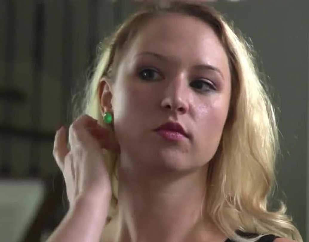 প্রায় ২০ লক্ষ টাকার বিনিময়ে সারার গাল, ঠোঁট, নাক, চিবুক, হাতের উপরের অংশ, কোমর, তলপেট, উরু এবং নিতম্বে মোট ৯টি সার্জারি করেন তিনি। তার পর চলতি সপ্তাহে নিজের সৃষ্টিকর্ম তুলে ধরেন দুনিয়ার সামনে।