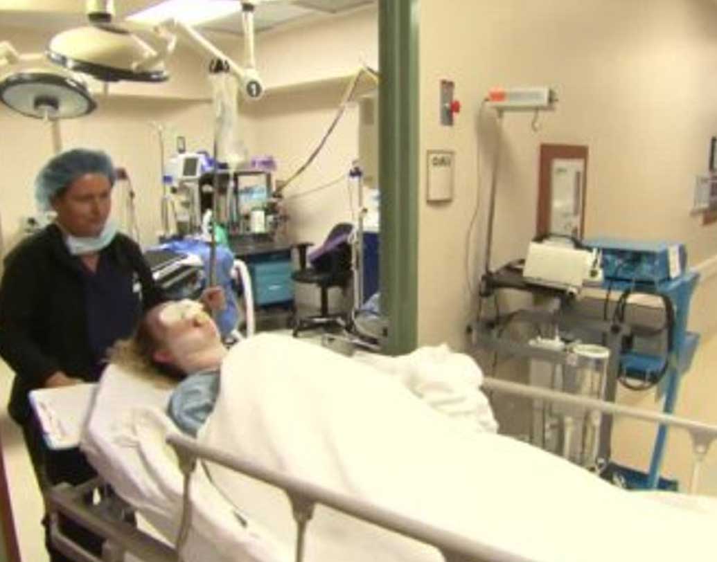 সে জন্য আয়োজনও ছিল বিশাল। শতাধিক অতিথিদের জন্য ছিল লোভনীয় সব খাবারদাবার। শ্যাম্পেন, ওয়াইন— বাদ ছিল না কিছুই। সার্জারি শুরুর দিন থেকে রেকর্ড করা ভিডিয়ো দেখানো হয় সকলকে।