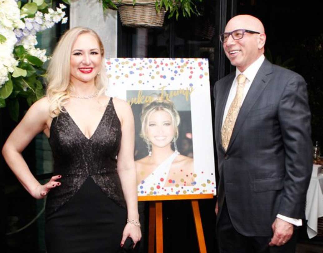 তার পর সামনে আনা হয় সারা স্মিডটকে। কালো রঙের ঝলমলে গাউন পরে অতিথিদের সামনে হাজির হন সারা। তার পর আনা হয় ইভাঙ্কার একটি ছবি। যাতে ছবির সঙ্গে সারাকে মিলিয়ে দেখে নিতে পারেন সকলে।