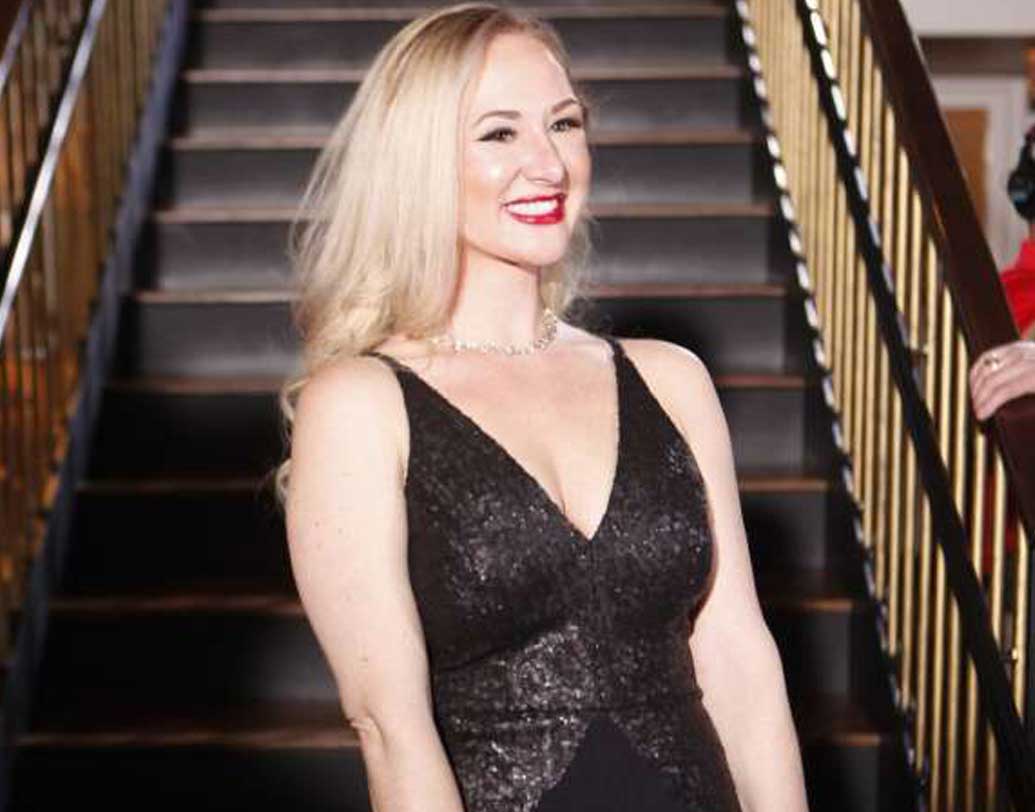 মোহময়ী রূপে সারাকে দেখে সকলেই অবাক হন বটে। তবে ইভাঙ্কার সঙ্গে তাঁর মিল খুঁজতে গিয়ে নাজেহাল অবস্থা হয় তাঁদের। শরীরের নানা জায়গায় ছুরি-কাঁচি চালিয়ে সারা আরও আবেদনময়ী হয়ে উঠেছেন বটে। কিন্তু ইভাঙ্কার সঙ্গে তাঁর মিল খুঁজে পাননি কেউই।