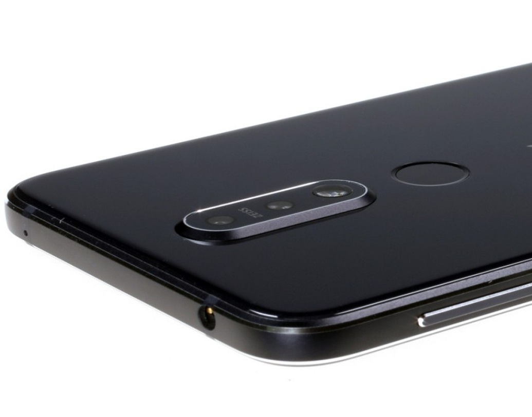 অন্যান্য মিডরেঞ্জ ফোনগুলোর মতোই ৪জিবি র‌্যাম, ৬৪ জিবি ইন্টারনাল স্টোরেজ এবং ৩জিবি র্যা ম, ৩২ জিবি ইন্টারন্যাল স্টোরেজের দু’টি ভ্যারিয়েন্টে পাওয়া যাবে। তবে মাইক্রো এসডি কার্ড লাগিয়ে ৪০০ জিবি অবধি এই মেমরি বাড়ানো যায়।রয়েছে স্ন্যাপড্রাগন ৬৩৬ প্রসেসর।