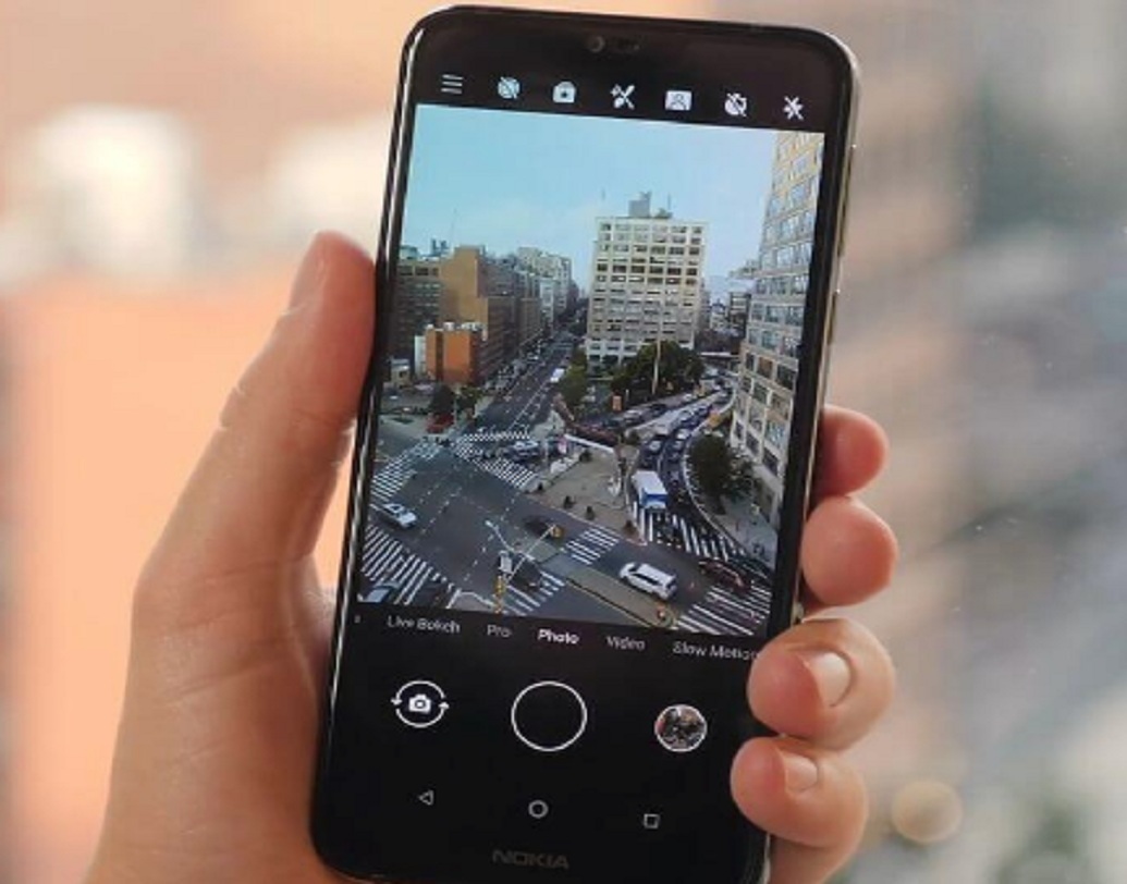 ক্যামেরা: ফোনটির ডুয়াল ব্যাক ক্যামেরার একটি ১২ মেগাপিক্সেলের অপরটি ৫ মেগা পিক্সেলের। সেলফি ক্যামেরা ৮ মেগাপিক্সেলের। তবে যেহেতু নোকিয়া কার্ল জাইস লেন্স ব্যবহার করে, তাই আর পাঁচটা বাজার-চলতি ফোনের তুলনায় এর ক্যামেরার গুণগত মান ভাল।