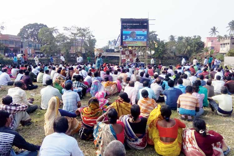 জায়ান্ট স্ক্রিনে সভা দেখতে ভিড় কালনায়। ছবি: জাভেদ আরফিন মণ্ডল