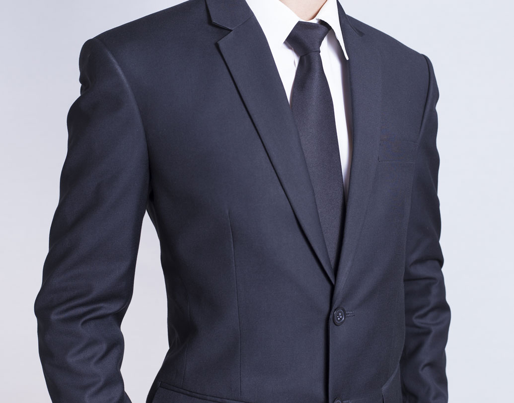 এর কারণ জানার আগে আসুন দেখে নিই সাধারণত কী কী ধরনের ল্যাপেল থাকে কোট বা ব্লেজারে। মূলত তিন রকমের ল্যাপেল থাকে। নচ, পিক আর শল ল্যাপল। নচ ল্যাপেলই এদের মধ্যে সবচেয়ে প্রচলিত। এ ক্ষেত্রে ল্যাপেল ও কলারের মাঝে একটা স্পষ্ট বিভাজন দেখা যায়। ভিক্টোরিয়ান যুগে বিজনেস মিটিংয়ের সময় বা স্পোর্টসম্যানরা এমন কোট পরতেন।