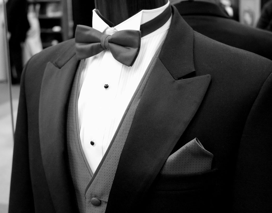 পিক ল্যাপেলের ক্ষেত্রে কলারের পাশ দিয়ে ল্যাপেলের অংশ খানিক উঁচিয়ে থাকে। শিখরের মতো দেখতে হওয়ায় একে ‘পিক’ ল্যাপেল বলে। অফিসের নানা মিটিং বা কোনও অভিজাত জায়গায় যাওয়ার সময়ে এমন ল্যাপেলের কোটই বেছে নেন বেশির ভাগ মানুষ।