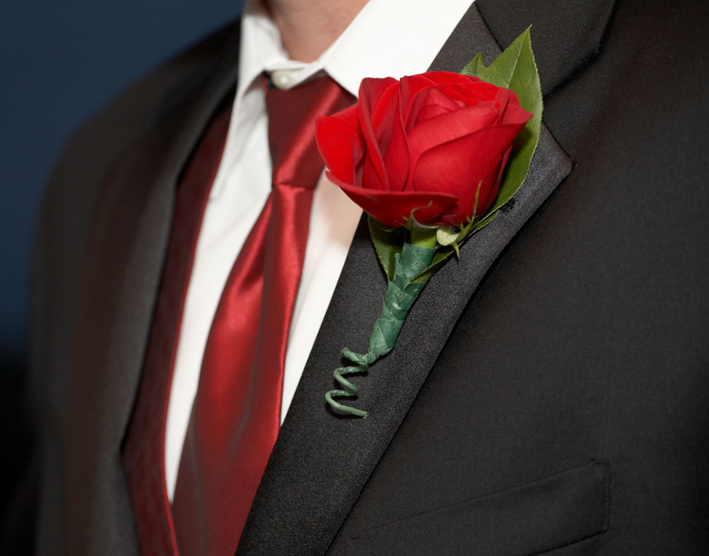 এ তো গেল ল্যাপেলের প্রকারভেদ। কিন্তু এমন ল্যাপেলের উপস্থিতিই বা কেন থাকে কোটে? নচ ল্যাপেলের প্রচলন শুরু হয় আঠারো শতকে। তখন মূলত ব্যবসায়ী ও খেলোয়াড়রা এই ধরনের কোট পরতেন। কোটের কলারে গোলাপ আটকানো পছন্দ করতেন তাঁরা। আর পকেটে থাকত রুমাল। তাই দরকার হত ল্যাপেলে গোলাপ গোঁজার জায়গা। সে ভাবেই বানানো হত কোট।