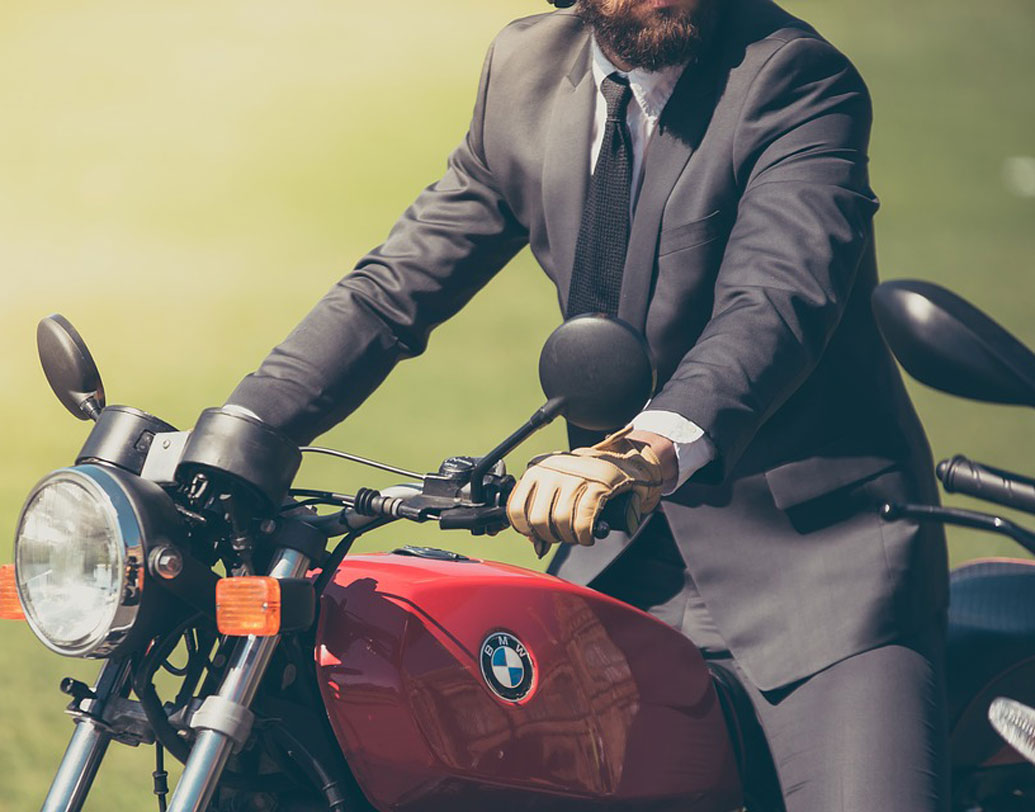 কোট এমনিতই বেশ মোটা কাপড়ের হয়। তাই যাতে খুব গরম না লাগে সেই বুঝে কলারের অংশ অনেকটা চেরা ও লম্বা করা হত। হাওয়া চলাচলের সুবিধার জন্য কোটের বুকের কাছে বোতাম দেওয়ার বদলে ল্যাপেলের নকশা শুরু করেন দর্জিরা।