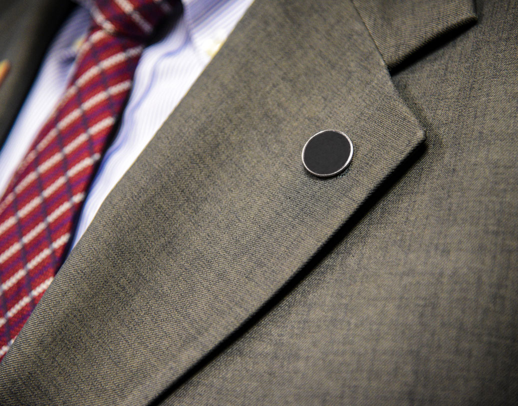 ভিক্টোরিয়ান যুগে কোটের এক দিকে বোতামের সঙ্গে অন্য অংশের কাপড়কে অনেকটা এগিয়ে এনে আটকানো হত। একে ডবলব্রেস্টেড ফ্রক বলে। সেই সময় এই ধরনের কোটে ল্যাপেলকে আভিজাত্যের প্রতীর হিসাবে ধরা হত ও কোটে ল্যাপেল রাখাটাই নিয়ম হয়ে দাঁড়ায়।